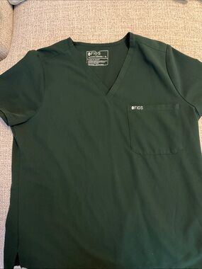 Figs V-Neck One Pocket Scrub Top in Forest Green
